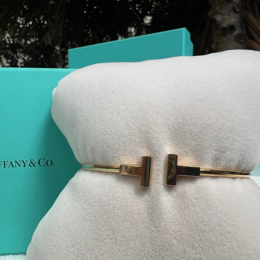 TIFFANY T WIRE BRACELET 18K Rose Gold, Size Medium. - Picture 7 of 17